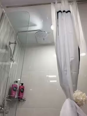 Douche, sĂšche-cheveux, bidet, serviettes fournies