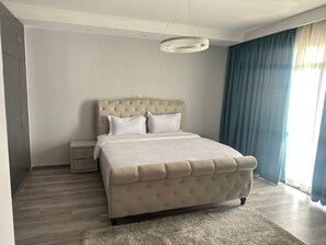 5 habitaciones, tabla de planchar con plancha, wifi y ropa de cama 