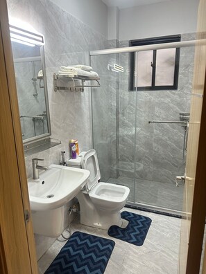 Suihku, pyyhkeet, saippua, vessapaperi