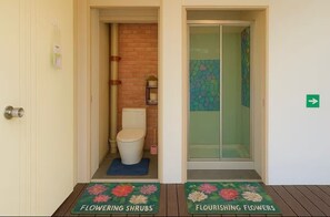 Douche, sèche-cheveux, serviettes fournies, savon