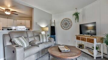 Smart TV, chimenea y oficina