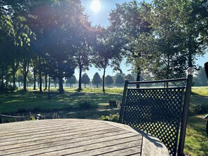 Outdoor dining - Authentiek logeren met hedendaags comfort in een rijksmonumentale woonboerderij  (Ruinerwold)