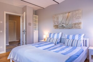 2 soverom, skrivebord, strykejern/-brett og reiseseng for barn