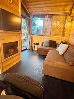 Televisión y chimenea 