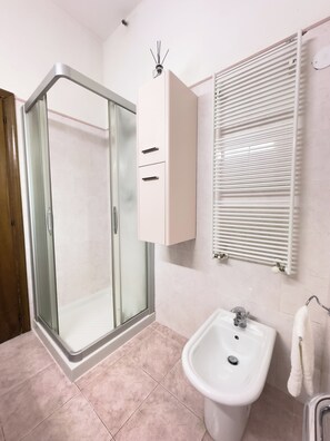Douche, sèche-cheveux, bidet, serviettes fournies