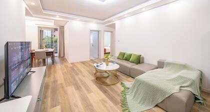 Tyms 4BR 2BA APT Riverside