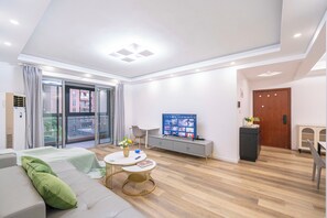 Superior Apartment, 4 Bedrooms, City View | Living room | Smart TV