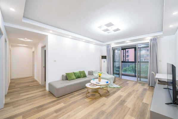 Superior Apartment, 4 Bedrooms, City View | Living room | Smart TV