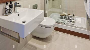 Traditional Villa, Kitchen | Bilik Mandi | Pancuran mandi, pengering rambut, selipar, tuala disediakan