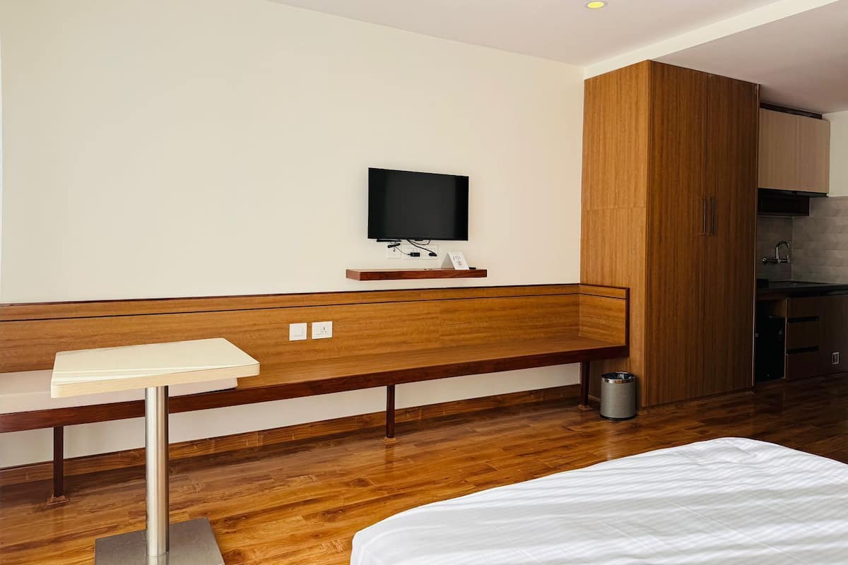 Premium bedding, in-room safe, laptop workspace, soundproofing