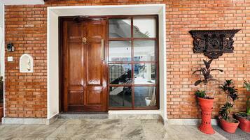 Vista frontal de la propiedad