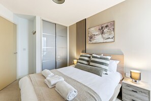 1 bedroom, desk, iron/ironing board, travel cot - Sleek Apartment • City Centre • Balcony • Free Parking • Fast WiFi • Self-Check-In (Milton Keynes)