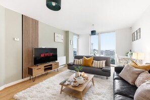 TV - Sleek Apartment • City Centre • Balcony • Free Parking • Fast WiFi • Self-Check-In (Milton Keynes)