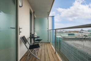 Outdoor dining - Sleek Apartment • City Centre • Balcony • Free Parking • Fast WiFi • Self-Check-In (Milton Keynes)