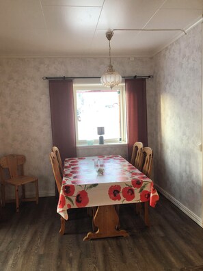 Rumah Comfort, 2 kamar tidur, Hewan Peliharaan Diizinkan, pemandangan bukit | Dapur pribadi