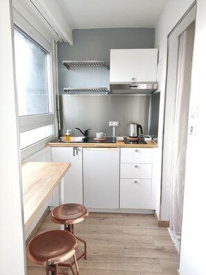 Fridge, microwave, stovetop, coffee/tea maker - Charmant appartement Strasbourg centre avec parking (Strasbourg)