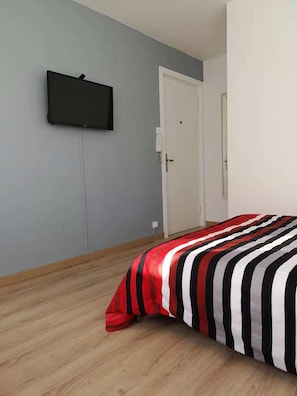 مكواة/لوح كي وواي فاي وملاءات أسرّة