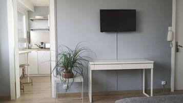 Iron/ironing board, WiFi, bed sheets