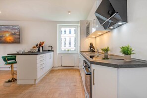 Frigorífic, microones, forn i placa de cuina 