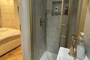 Douche, sèche-cheveux, serviettes fournies