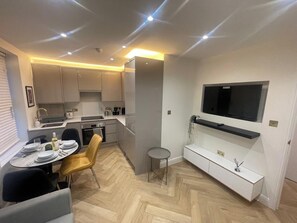 Réfrigérateur, micro-ondes, four, plaque de cuisson