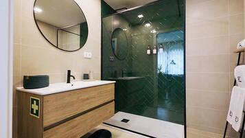 Douche, sèche-cheveux, serviettes fournies, savon