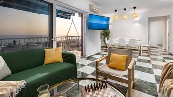 Télévision, cheminée, table de tennis de table