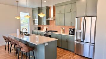 Réfrigérateur, four à micro-ondes, un four, surface de cuisson