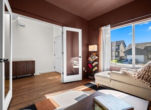 Smart TV, libri, studio, monitor per computer