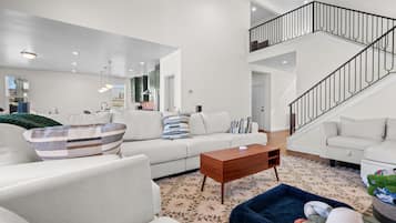 Een smart-tv, boeken, een kantoor en een computerscherm