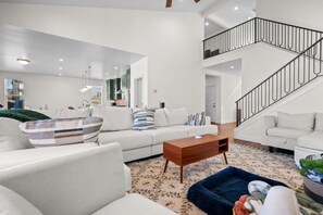 Smart TV, libri, studio, monitor per computer