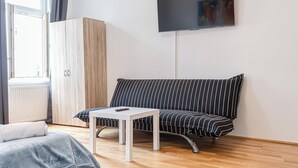 Basic Apartment - Comfy 2BR Flat Belvedere Vicinity (Vienna)