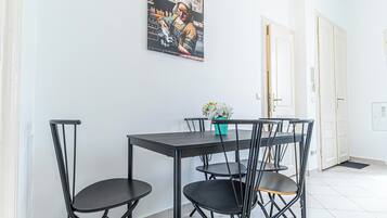 Apartamento básico | Cocina privada | Frigorífico pequeño, microondas, horno y placa de cocina