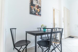 Apartamento básico | Cocina privada | Frigorífico pequeño, microondas, horno y placa de cocina