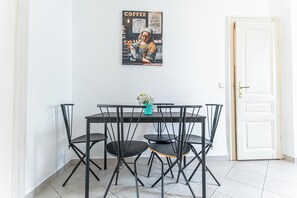 Basic Apartment | Private kitchen | Mini-fridge, microwave, oven, stovetop