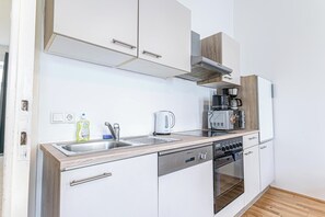Apartamento básico | Cocina privada | Frigorífico pequeño, microondas, horno y placa de cocina