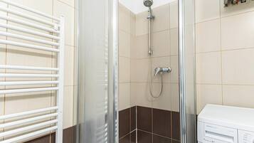 Apartamento básico | Baño | Ducha, artículos de higiene personal gratuitos y secador de pelo