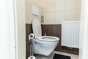 Appartement de base | Salle de bain | Douche, articles de toilette (gratuits), séchoir à cheveux