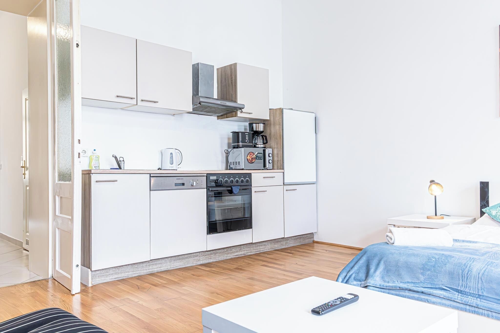 Basic Apartment | Private kitchen | Mini-fridge, microwave, oven, stovetop