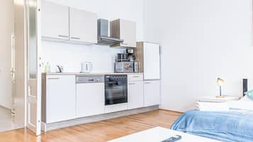 Eenvoudig appartement | Privékeuken | Een minikoelkast, een microgolfoven, een oven, een kookplaat