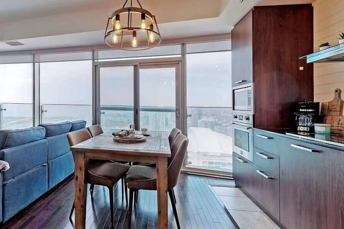 Comfort Suite, Non Smoking, City View | In-room dining