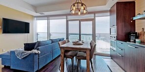 Phòng Suite tiện nghi đơn giản, không hút thuốc, quang cảnh thành phố | Khu vực ăn uống tại phòng