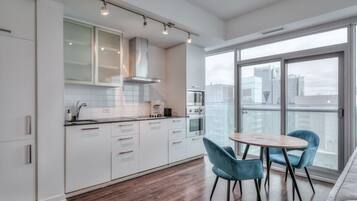 Suíte empresarial, para não fumantes, vista para o lago | Opções para refeição no quarto