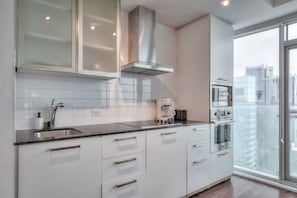 Business Suite, Non Smoking, Lake View | Private kitchen | Fridge, microwave, oven, stovetop