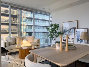 تناول الطعام داخل الغرفة