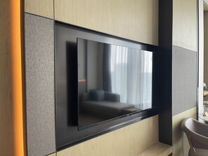 Business Suite, Non Smoking, Lake View | Desk, free WiFi, bed sheets