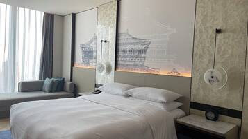 Suite – business, ikke-røyk, utsikt mot innsjø | Skrivebord, wi-fi (inkludert) og sengetøy