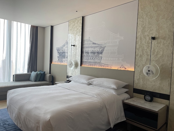 Business Suite, Non Smoking, Lake View | Desk, free WiFi, bed sheets