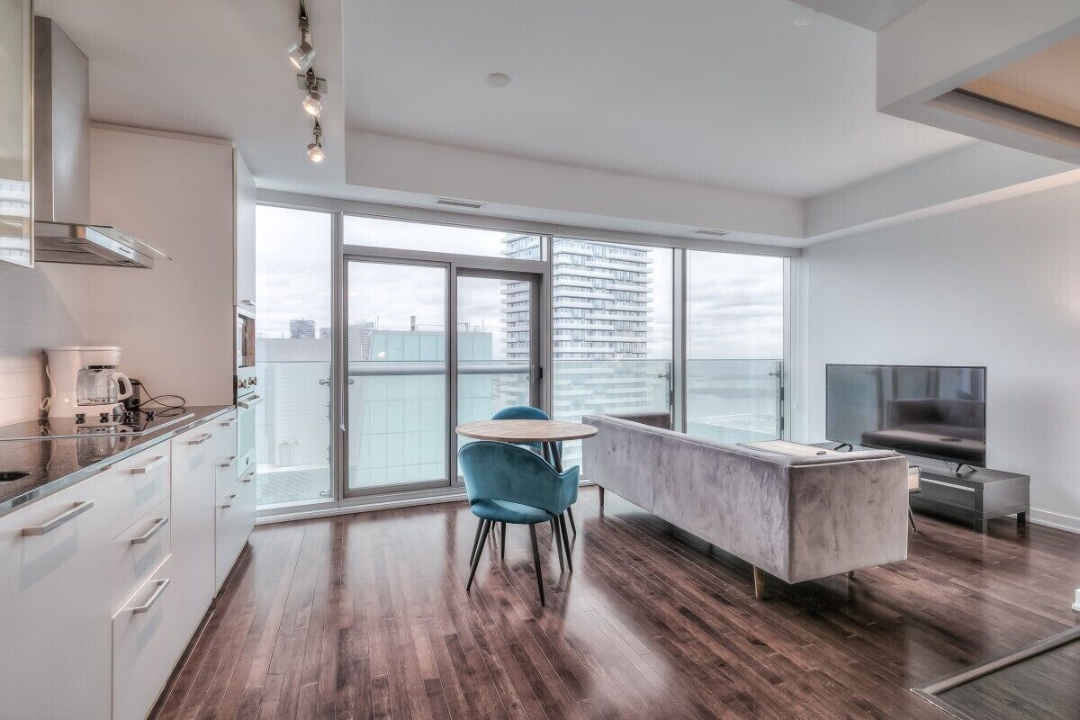 비즈니스 스위트, 금연, 호수 전망 | 거실 공간 | 디지털 채널 시청이 가능한 44인치 TV