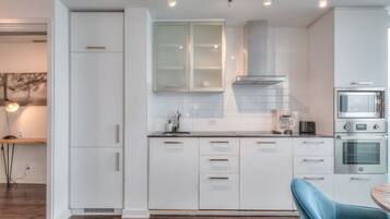 Business Suite, Non Smoking, Lake View | Private kitchen | Fridge, microwave, oven, stovetop